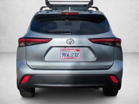Used 2022 Toyota Highlander XLE AWD/4WD image 7