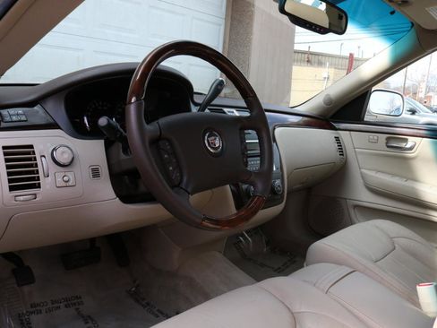 Used 2009 Cadillac DTS w/ Sun And Sound Package image 23