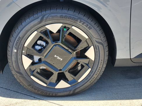 New 2026 Kia Carnival EX FWD image 10
