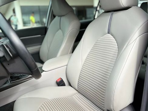 Used 2022 Toyota Camry SE FWD image 11