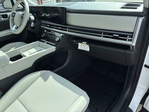 Used 2025 Hyundai Santa Fe SEL FWD image 12