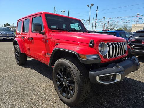 Used 2025 Jeep Wrangler Unlimited Sahara w/ Safety Group image 3