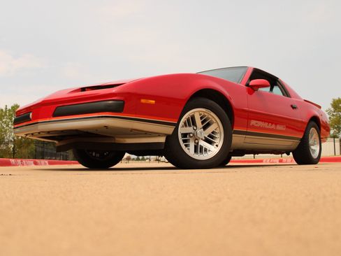 Used 1988 Pontiac Firebird Formula RWD image 4