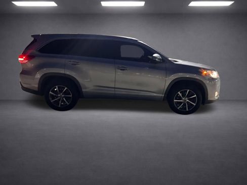 Used 2017 Toyota Highlander XLE w/ Carpet Mat Package FWD image 15