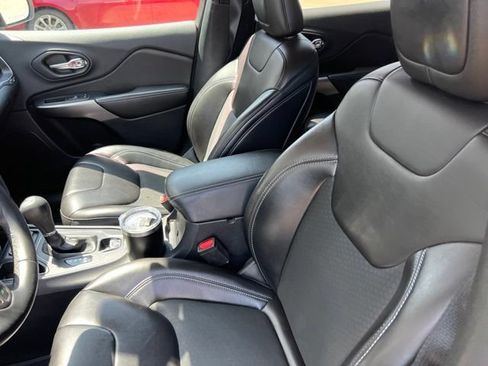 Used 2019 Jeep Cherokee Latitude Plus FWD image 3