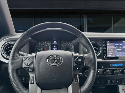 Used 2022 Toyota Tacoma TRD Sport image 3