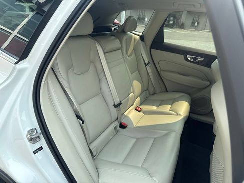 Used 2019 Volvo XC60 T6 Momentum w/ Multimedia Package AWD/4WD image 25