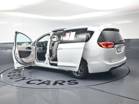 Used 2017 Chrysler Pacifica Limited w/ UConnect Theater Package image 19