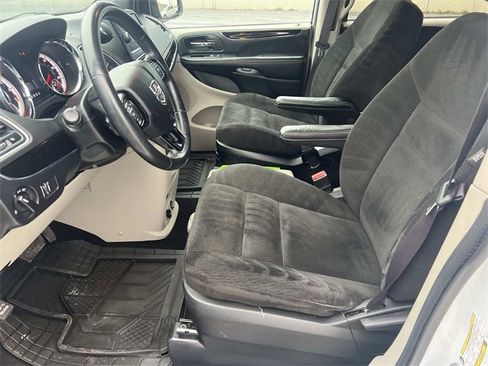 Used 2017 Dodge Grand Caravan SE image 18