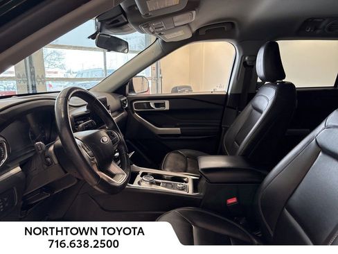 Used 2022 Ford Explorer XLT w/ Equipment Group 202A image 6