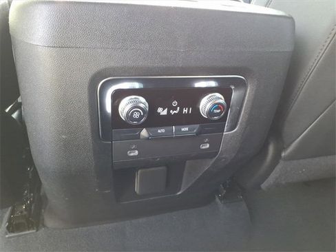 Used 2023 GMC Yukon XL SLT image 11