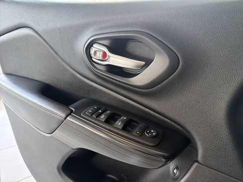 Used 2014 Jeep Cherokee Latitude w/ Comfort/Convenience Group image 21