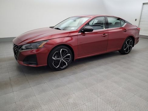 Used 2023 Nissan Altima 2.5 SR w/ SR Premium Package FWD image 2