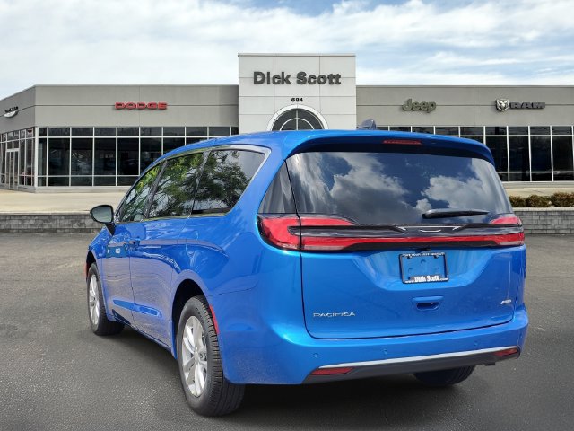 New 2027 Chrysler Pacifica Select AWD/4WD image 3