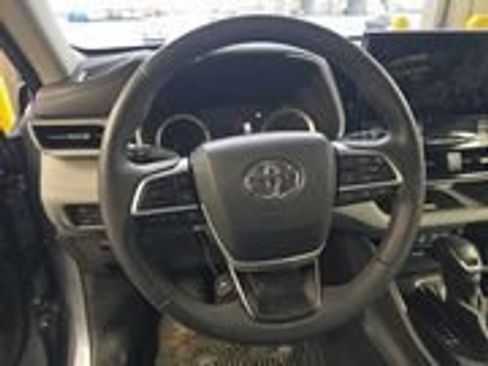 Used 2024 Toyota Highlander XLE image 10