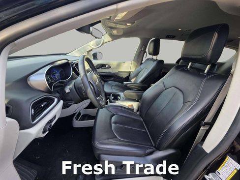 Used 2024 Chrysler Pacifica Touring-L image 13