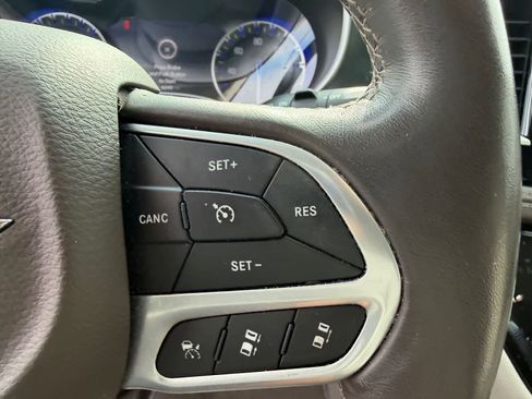 Used 2021 Chrysler Pacifica Touring-L w/ Premium & Safety Sphere Group FWD image 13