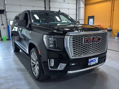 Used 2021 GMC Yukon XL Denali w/ Denali Premium Package AWD/4WD image 7
