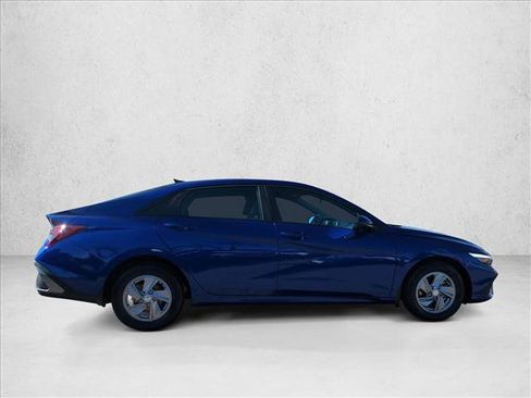 Certified 2025 Hyundai Elantra SE image 4