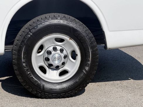 Used 2017 Chevrolet Express 2500 RWD image 39