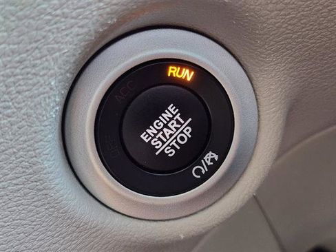 Used 2024 Chrysler Pacifica Touring-L image 17