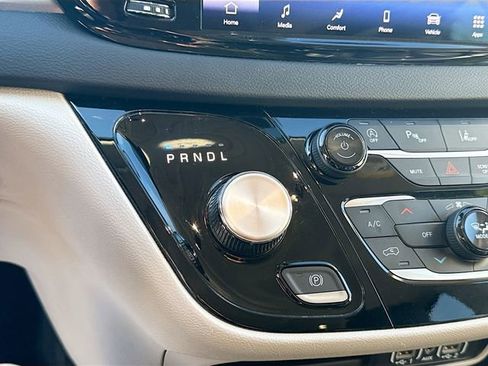 Used 2024 Chrysler Pacifica Touring-L image 18