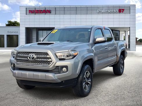 Used 2017 Toyota Tacoma TRD Sport w/ Tow Package RWD image 3