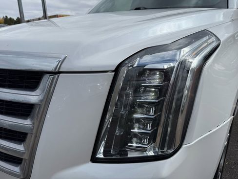 Used 2018 Cadillac Escalade Luxury image 9