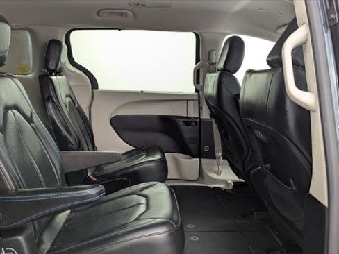 Used 2021 Chrysler Pacifica Touring-L image 18