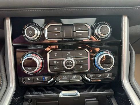Used 2024 GMC Yukon Denali w/ Advanced Technology Package AWD/4WD image 25