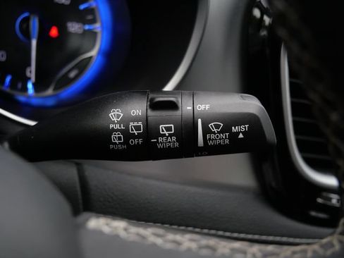 Used 2025 Chrysler Pacifica Limited FWD image 21