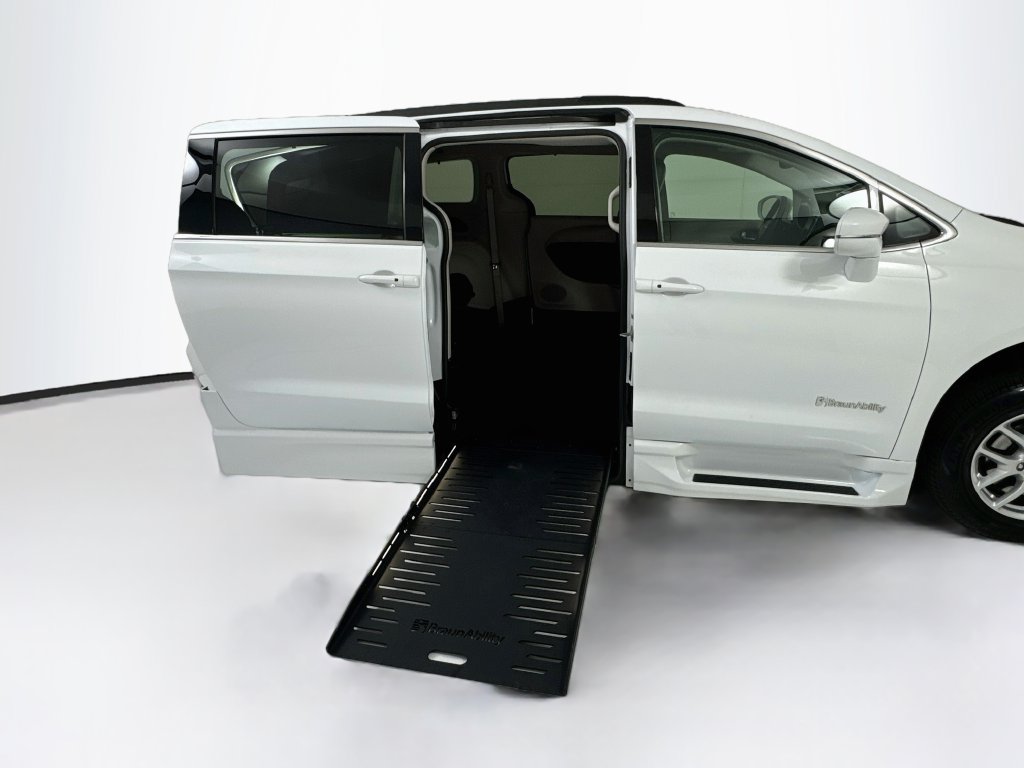 Used 2022 Chrysler Pacifica Touring-L FWD image 28
