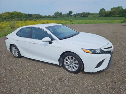 Used 2018 Toyota Camry LE FWD image 3