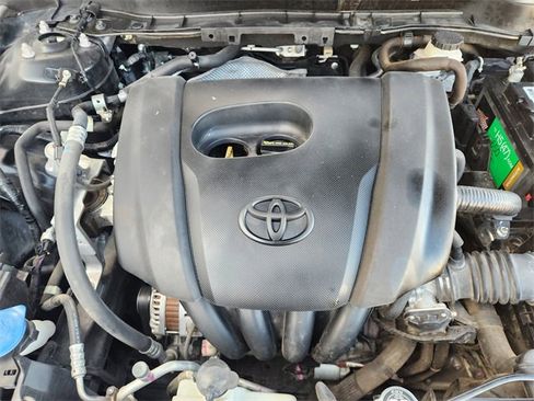 Used 2019 Toyota Yaris L image 9