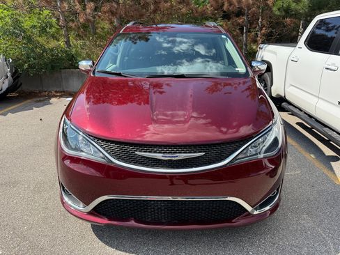Used 2019 Chrysler Pacifica Limited w/ Tire & Wheel Group FWD image 6