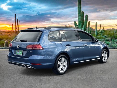 Used 2018 Volkswagen Golf SE image 3