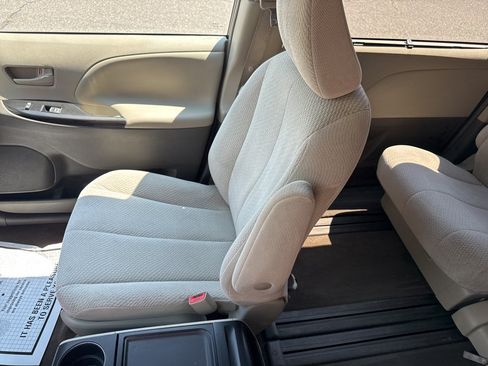 Used 2013 Toyota Sienna LE FWD image 17