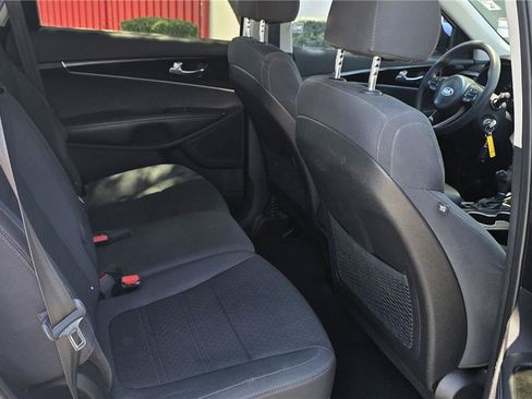 Used 2018 Kia Sorento FWD image 12