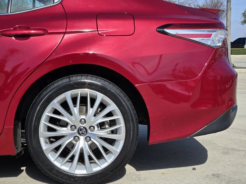 Used 2019 Toyota Camry XLE image 13
