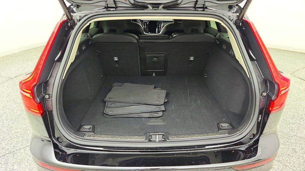 Used 2025 Volvo V60 B5 Cross Country Plus AWD/4WD image 22
