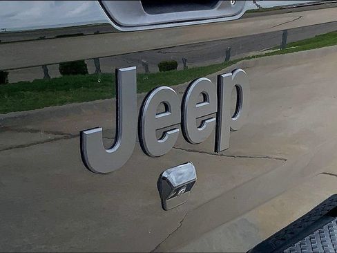 Used 2022 Jeep Gladiator Sport AWD/4WD image 8