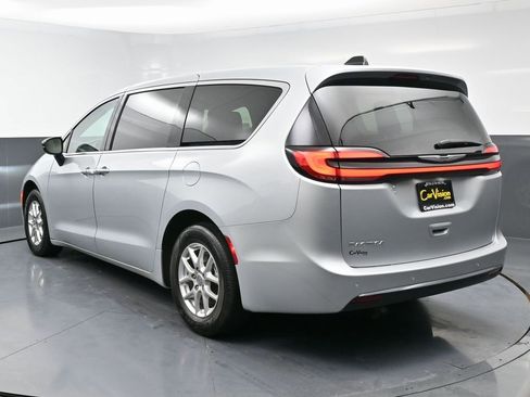 Used 2024 Chrysler Pacifica Touring-L image 7