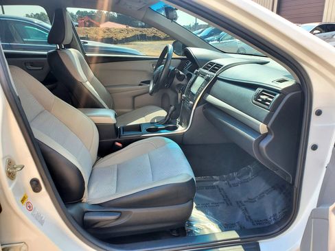 Used 2017 Toyota Camry SE FWD image 3