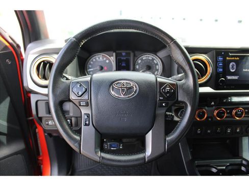 Used 2017 Toyota Tacoma TRD Sport w/ Premium & Technology Package AWD/4WD image 16