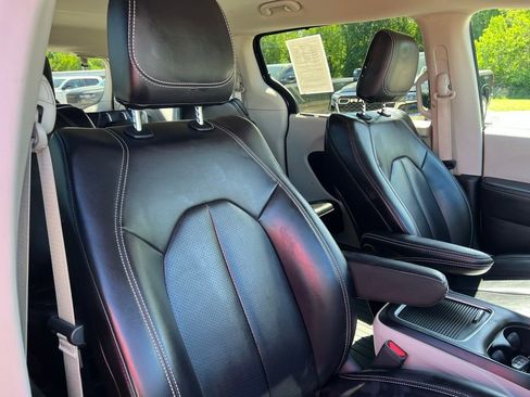 Used 2023 Chrysler Pacifica Touring-L FWD image 12