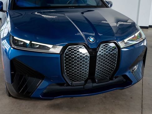 Used 2024 BMW iX xDrive50 w/ Premium Package AWD/4WD image 5