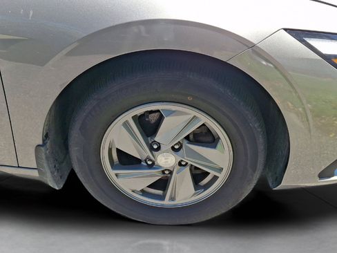 Certified 2024 Hyundai Elantra SE FWD image 14