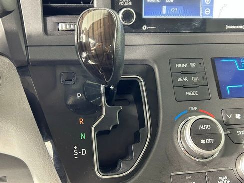 Used 2018 Toyota Sienna XLE Premium image 25