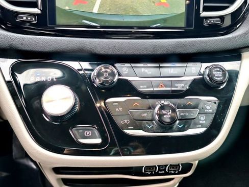 Certified 2024 Chrysler Pacifica Touring-L image 15