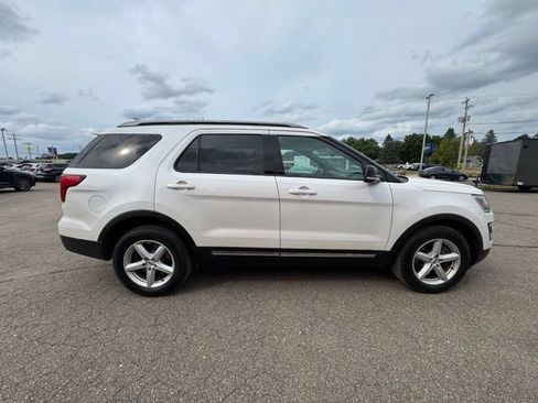 Used 2017 Ford Explorer XLT w/ Equipment Group 202A AWD/4WD image 8
